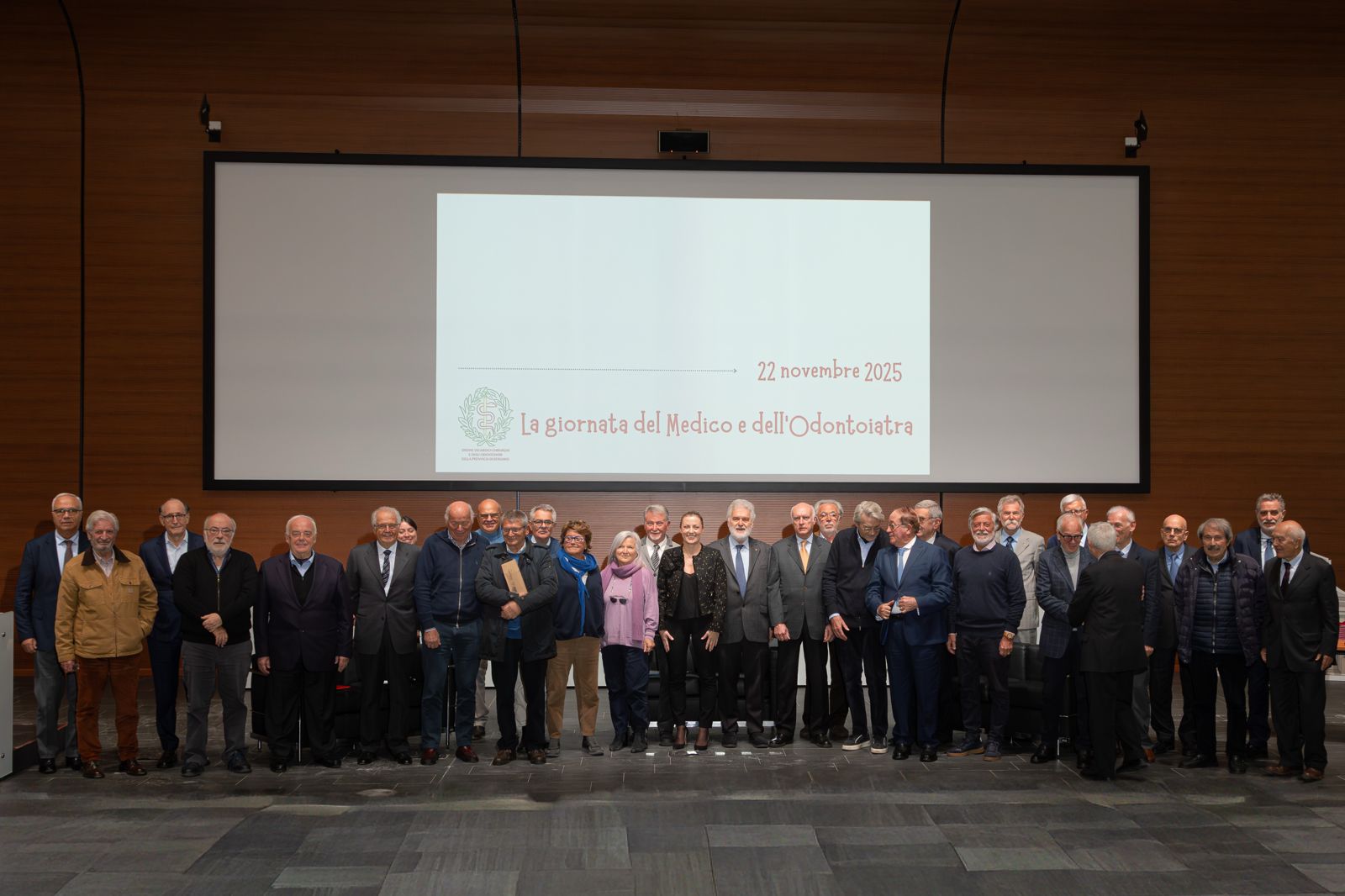 foto di gruppo dei medici che hanno raggiunto i 50 anni di laurea