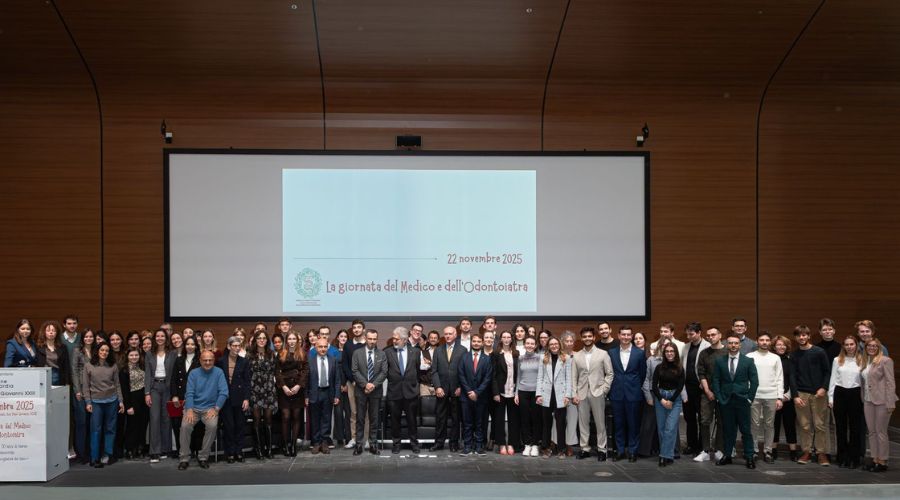 foto di gruppo dei neo iscritti medici e odontoiatri