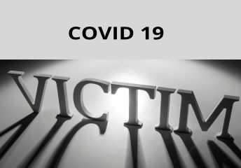 immagine contenente le parole Covid 19 e Victim su sfondo grigio