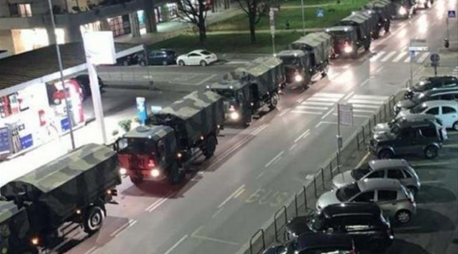 immagine dei camion militari che trasportano le bare via da Bergamo