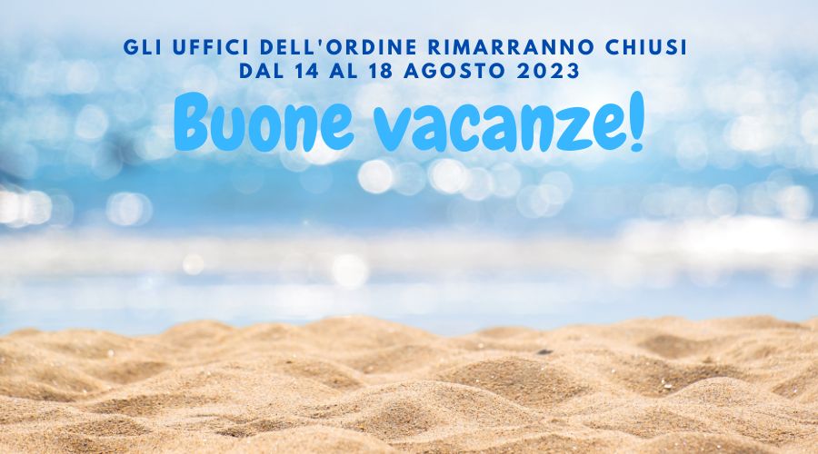 sabbia e mare con la scritta buone vacanze e chiusura degli uffici dal 14 al 18 agosto 2023