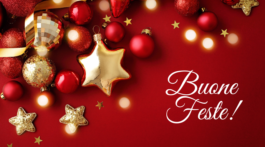 su sfondo rosso immagine di palline e stelle natalizie rosse e oro e la scritta buone feste
