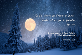 bosco innevato e illuminato dalla luna con una scritta di Ippocrate e gli auguri natalizi