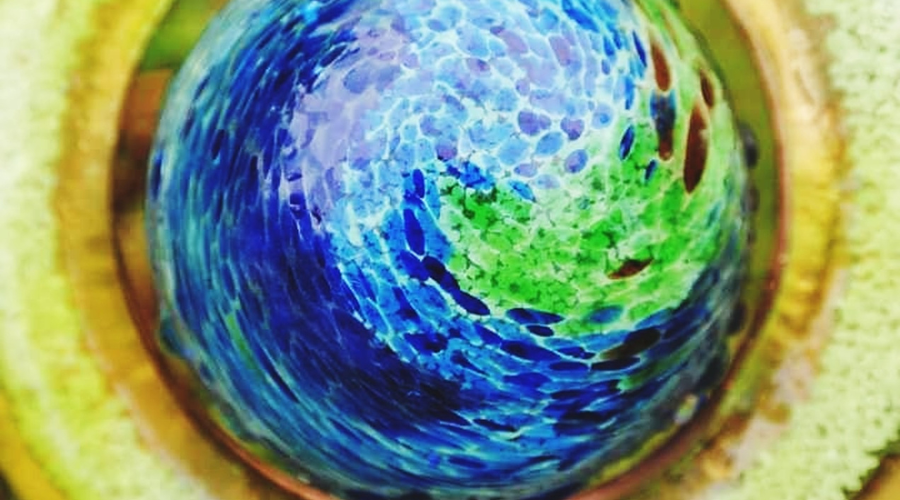 immagine di una palla che richiama il mondo colorata di azzurro, verde e terra